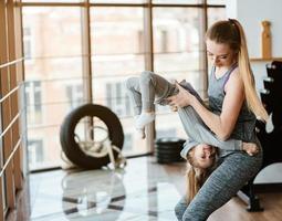 mamma e figlia insieme eseguire diverso esercizi foto