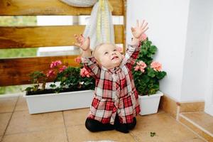 bambina che gioca sul balcone foto