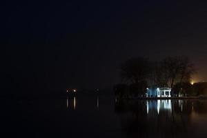 ponte per il isola nel un' piccolo cittadina foto