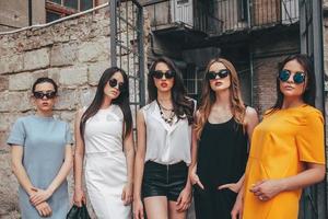 cinque giovani belle ragazze della città foto