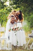 giovane famiglia con bambino a un' picnic foto