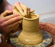 mani di un vasaio, creando un vaso di terracotta