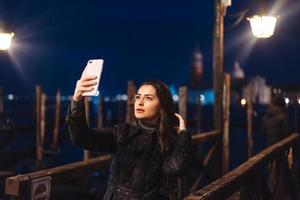 bellissimo giovane donna assunzione autoscatto nel il città foto