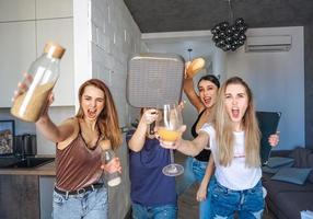 gruppo di donne nel il cucina foto