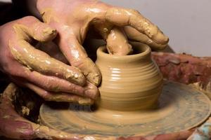 vasaio, creando un vaso di terracotta