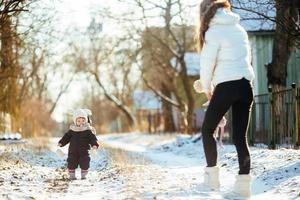 madre e figlia nel il nevoso campagna foto