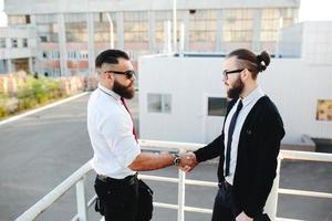 due uomini d'affari si stringono la mano foto
