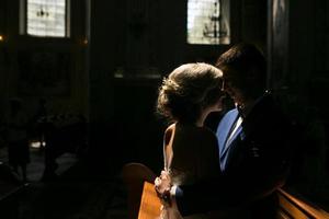 sposa e sposo illuminato di leggero foto