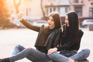 Due giovane adulto ragazze foto