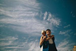 sposa e sposo su il sfondo di cielo foto