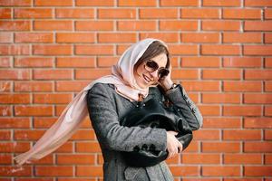 ragazza in un cappotto per strada foto