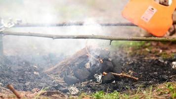 uomo fabbricazione un' fuoco nel il foresta foto