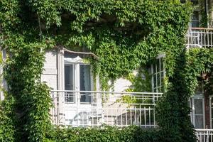 vecchio Casa nel il giardino foto