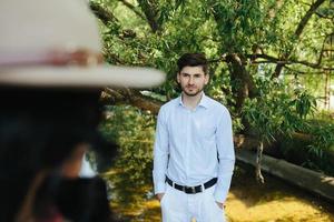 uomo e donna al lago foto