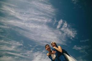 sposa e sposo su il sfondo di cielo foto