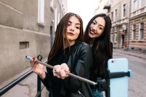 Due giovane adulto ragazze foto