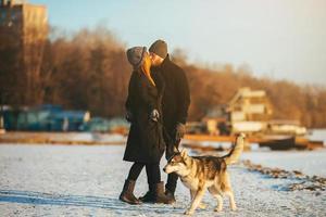 coppia con cane su il neve foto