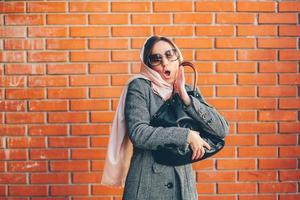 ragazza in un cappotto per strada foto