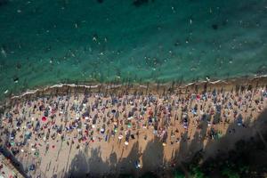 aereo Visualizza di folla di persone su il spiaggia foto