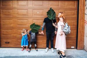 famiglia avendo divertimento su il strada foto