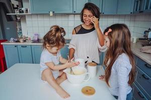 contento famiglia cucinare insieme nel il cucina foto