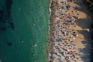 aereo Visualizza di folla di persone su il spiaggia foto