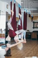 giovane ragazze fare aereo yoga nel il Palestra foto