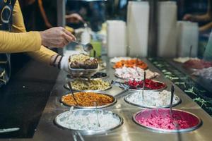 tavolo con diverso freddo spuntini, un' buffet foto