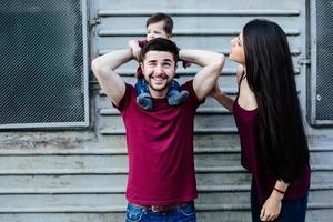 giovane famiglia con un' bambino foto