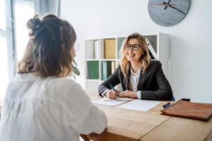 giovane femmina candidato intervistato di datore di lavoro foto