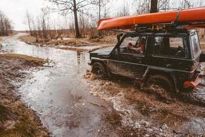 fuori strada viaggio su sporco strada strada, acqua spruzzata. foto