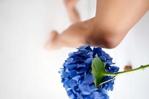 foto di bellissimo femmina gambe con blu fiori, avvicinamento.