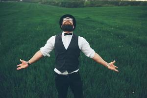 uomo con la barba, pensando sul campo foto