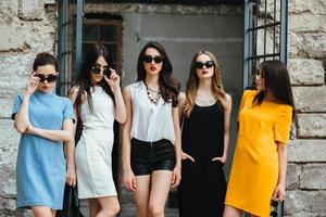 cinque giovani belle ragazze della città foto