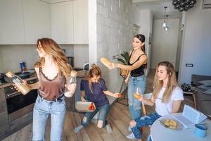 gruppo di donne nel il cucina foto