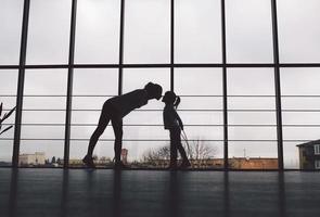 la famiglia affascinante trascorre il tempo in palestra foto