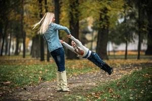 madre con figlia nel parco d'autunno foto