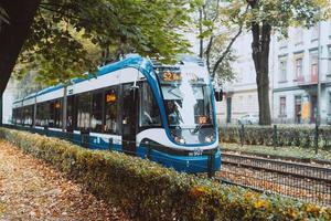 blu città tram nel il autunno città. foto