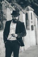 ricco uomo con un' barba, pensiero di attività commerciale foto