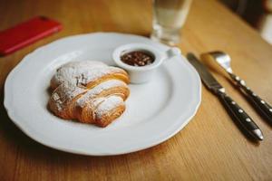 croissant al cioccolato foto