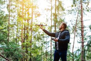 tipo inizia un' Quadrocopter nel il foresta foto