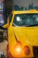 vicino su di un' giallo auto bicchiere danno causato di incidente. foto