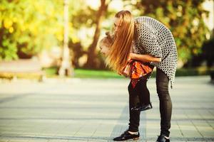 madre e poco figlia giocando nel un' parco foto