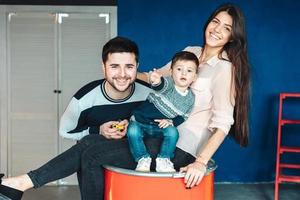 giovane famiglia avendo divertimento a casa foto