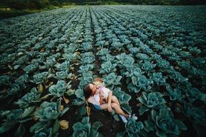 madre e figlia sul campo con cavolo foto