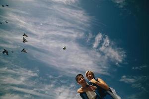 sposa e sposo su il sfondo di cielo foto