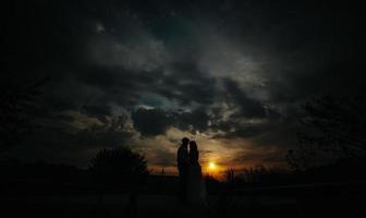silhouette di nozze coppia nel campo foto