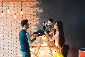 giovane famiglia avendo divertimento a casa foto