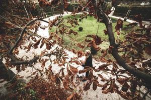 nozze coppia su un' camminare nel un' bellissimo parco nel il città di vienna foto