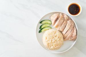 riso al pollo hainanese o riso al vapore con zuppa di pollo foto